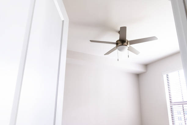 interior vazio do quarto ninguém olhando para o ventilador de teto abrir porta em nova casa de apartamento de luxo moderno com luz brilhante janela - warm light - fotografias e filmes do acervo