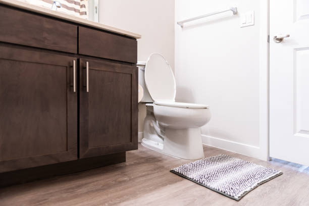 interior del baño vacío nadie en la nueva casa de apartamentos de lujo moderna y aseo blanco con alfombra y gabinetes de puerta vista de ángulo bajo - closet hotel door contemporary fotografías e imágenes de stock