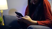 asiatische-frauen-chatten-zu-hause-auf-dem-handy-entspannen-sie-sich-und-lebensstil-in-der.jpg?b=1&s=170x170&k=20&c=N5qLtIZ6GtGyAHBcenc8nJVWGox_N0HuInH-Kmhmlkk=