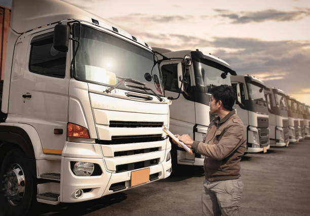 les chauffeurs de camion vérifient la liste de contrôle d’entretien du semi-remorque. inspectez la sécurité avant de conduire. transport de marchandises par camion. - construction safety mid adult men road construction photos et images de collection