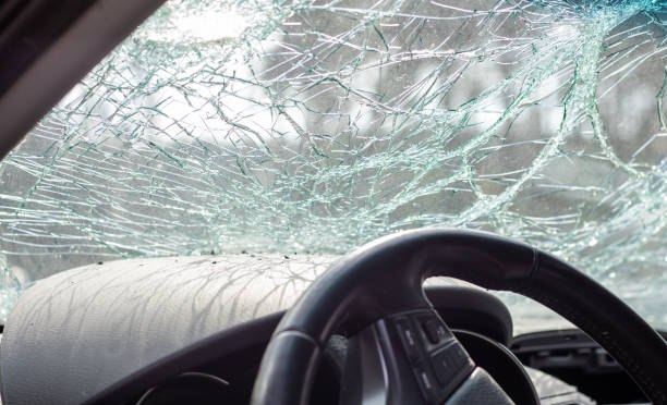 사고 후 자동차 창문이 손상되었습니다. 사고의 결과로 깨진 앞 유리, 내부보기. 캐빈 내부 세부 사항, 택시에서 볼 수 있습니다. 안전한 움직임. 깨진 앞 유리. 유리 균열 및 손상. - fender bender 뉴스 사진 이미지