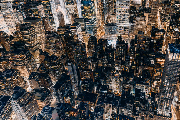 luftaufnahme von manhattan bei nacht / nyc - city night cityscape aerial view stock-fotos und bilder