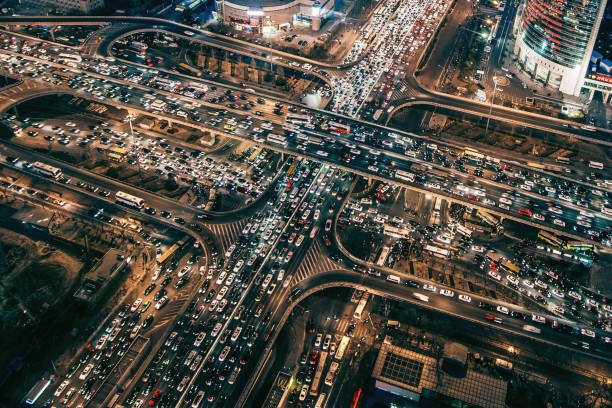 drone point view del traffico intenso di notte - ingorgo stradale foto e immagini stock