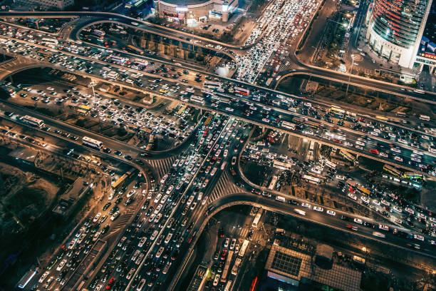밤에 바쁜 교통의 드론 포인트 뷰 - 도시 확산 현상 뉴스 사진 이미지