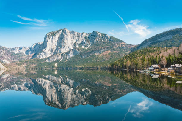 trisselwand am altausser see in der steiermark - ausseerland stock-fotos und bilder