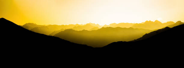 paysage bannière d’arrière-plan illustration panorama - vue imprenable avec silhouette noire de montagnes, collines et forêt et ciel jaune - forest black forest sky night photos et images de collection