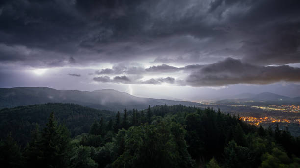 uma forte tempestade se move sobre o murgtal no norte da floresta negra depois de um dia quente de verão - black forest flash - fotografias e filmes do acervo