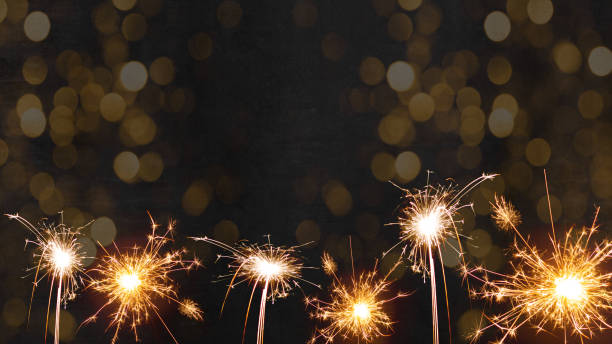 シルベスター2023大晦日パーティーの背景 - 黒夜のテクスチャに線香花火とボケライト、テキスト用のスペース - 正月 ストックフォトと画像