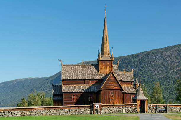 iglesia de madera lomskyrkja en lom, noruega, - lom church stavkirke norway fotografías e imágenes de stock