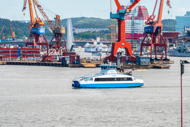 오래된 부두 크레인 앞을 지나가는 전기 여객 페리.. - cruise ship river ship passenger ship 뉴스 사진 ��이미지