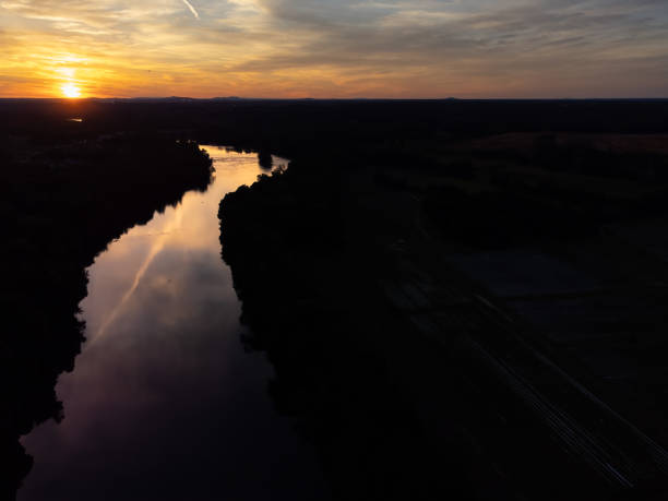 widok z lotu ptaka na dramatyczny zachód słońca odbijający się na spokojnej rzece z negatywną przestrzenią do kopiowania. - sunrise city of sunrise water above zdjęcia i obrazy z banku zdjęć