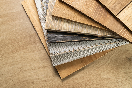 Pila de varias tablas de madera de muestra de construcción. photo
