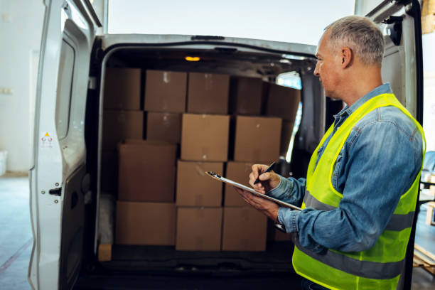 istock Delivery man updating checklist 1405039882