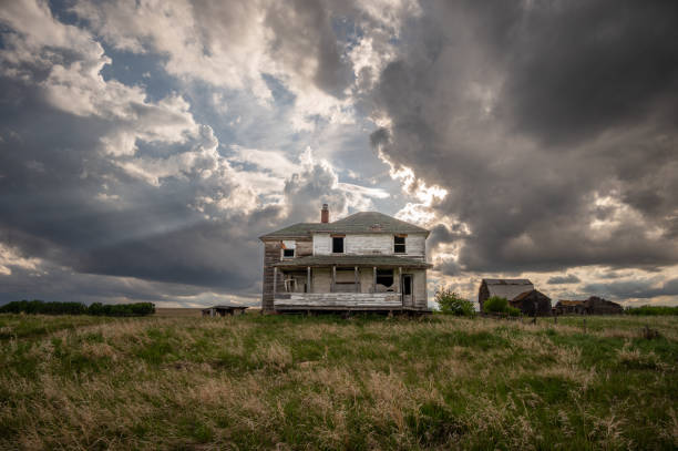 istock Abandoned house on the prairies 1405048308