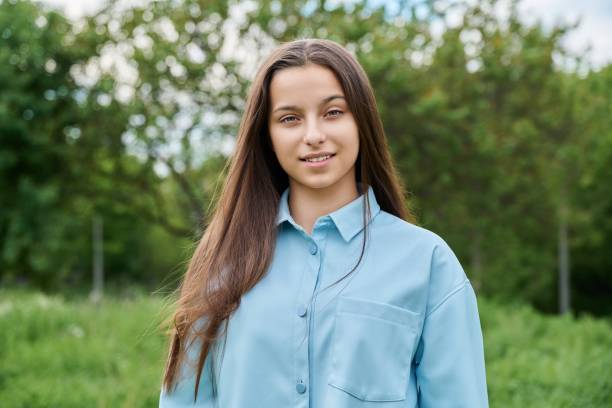 outdoor portrait of a beautiful teenage girl 15 years old - years 13 14 years teenager old imagens e fotografias de stock