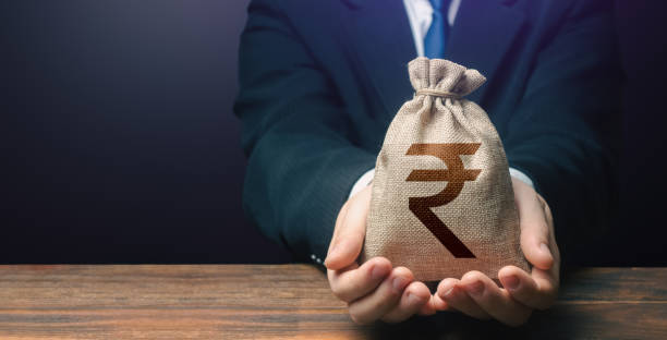 Businessman holds out indian rupee money bag. Getting a grant. Easy Money. Salary, benefits, profit. Attracting investments. Deposit savings. Cashback. Banking and crediting. Mortgage, loan approval. hombre de negocios sostiene bolsa de dinero de rupia india. obtener una subvención. dinero fácil. salario, beneficios, ganancias. atracción de inversiones. ahorro de depósito. devolución de dinero. banca y crédito. hipoteca, aprobación de préstamos