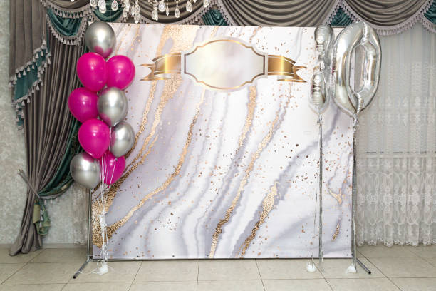 баннер фотозоны серого цвета на юбилей и день рождения с разноцветными воздушными шарами - time zone фотографии стоковые фото и изображения