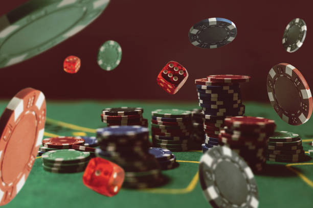 Dados De Jogo De Craps De Sorte E Cartões De Poker Vintage Com Ases  Vencedores E Amuleto De Boa Sorte Do Jogador Na Mesa De Madeira Rústica No  Salão De Jogos Ocidental