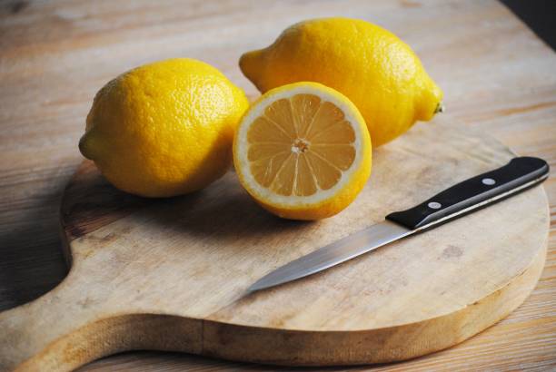 cutting lemons - lemon food preparation portion imagens e fotografias de stock