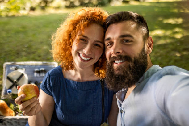 selfie na pikniku - apple eating healthy eating friendship zdjęcia i obrazy z banku zdjęć