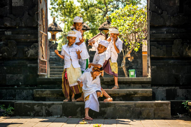 발리 아이들은 관광객들에게 매우 친절합니다. - ubud 뉴스 사진 이미지