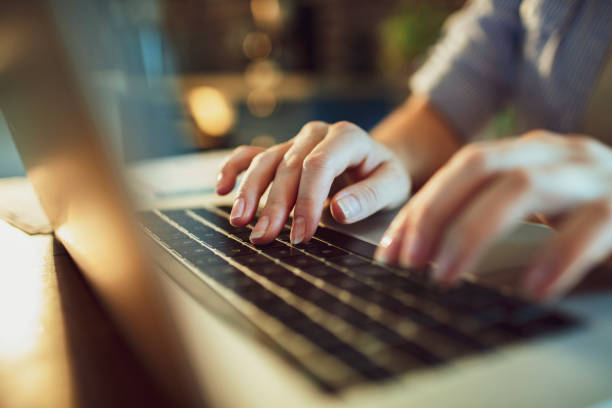 frau mit einem laptop zu hause - touchpad computer using computer typing stock-fotos und bilder