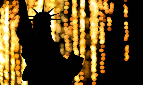 feux d’artifice de célébration et statue de la liberté - statue of liberty liberty statue firework display photos et images de collection