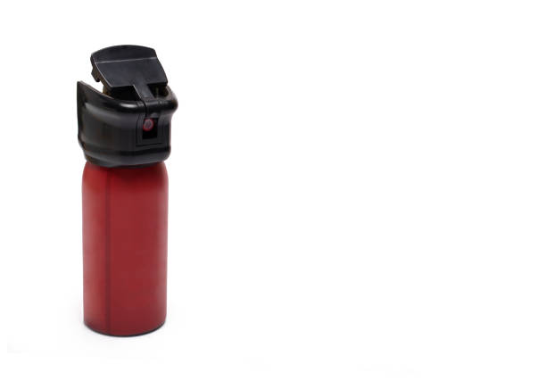 spray de pimienta roja autodefensa fondo blanco - pulverizador de pimienta fotografías e imágenes de stock