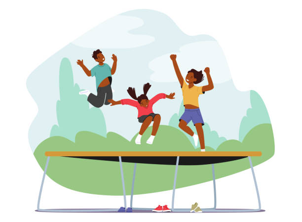 맑은 여름날에 트램폴린에서 점프하고 뛰어 다니는 어린 아이들. 친구들은 파티를 축하하고, 주말에 즐거운 시간을 보냅니다. - backyard stock illustrations