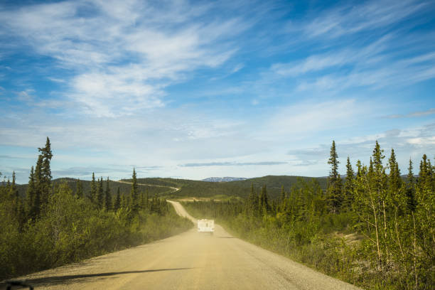 road in the countryside  the arctic circle, canada - inuvik imagens e fotografias de stock