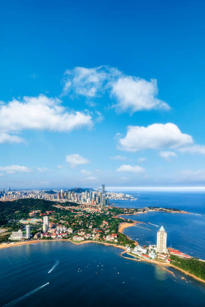 аэрофотос�ъемка архитектурного ландшафта береговой линии города циндао - циндао стоковые фото и изображения