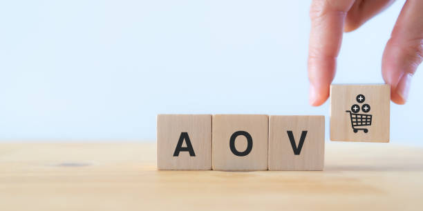 Increase average order value (AOV) concept. Strategy to get more money per oder. Order minimum, free shipping, bundle, upsell, cross sell, crm. Hand put wooden cubes with increase sales per order icon concepto de aumento del valor medio de pedido (aov). estrategia para conseguir más dinero por oder. pedido mínimo, envío gratuito, paquete, upsell, cross sell, crm. cubos de madera puestos a mano con icono de aumento de ventas por pedido