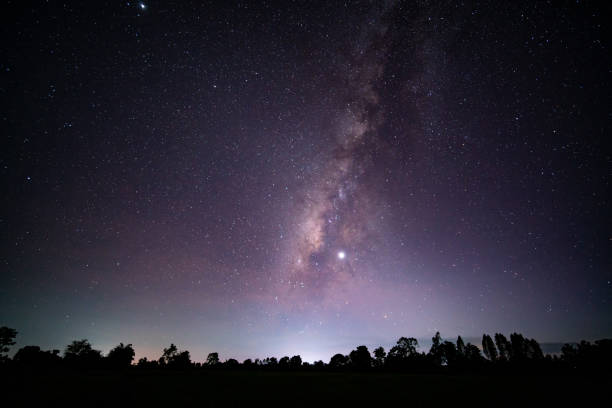 nachtlandschaft milchstraße dunkler himmel und sternenschleife. milchstraße nachthimmel und stern. - milky way star galaxy space stock-fotos und bilder