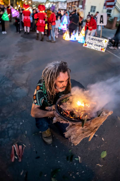 lismore lantern parade 2022 starszy aborygenów wykonuje ceremonię palenia przed paradą. - australia aborigine group of people friendship zdjęcia i obrazy z banku zdjęć