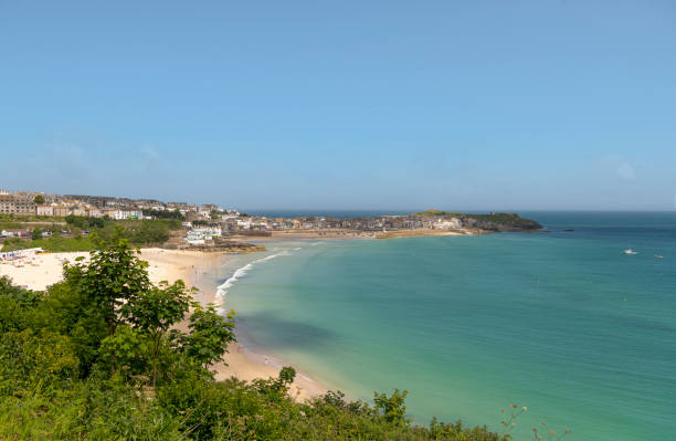 세인트 아이브스 푸른 하늘과 청록색 물 - cornwall england st ives horizon over water coastal feature 뉴스 사진 이미지