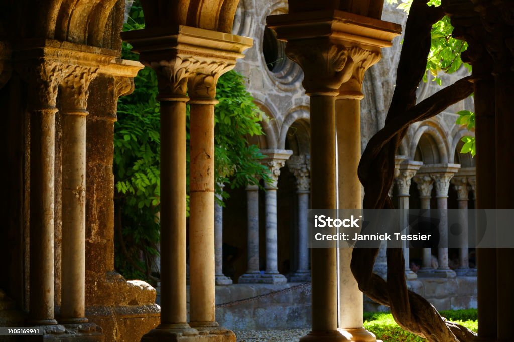 Fontfroide Abbey, Aude : the cloister Abbey - Monastery Stock Photo