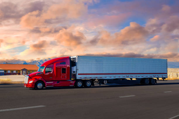 semi camion sulla nevada highway, usa. autotrasporti in utah , usa - city of sunrise immagine foto e immagini stock