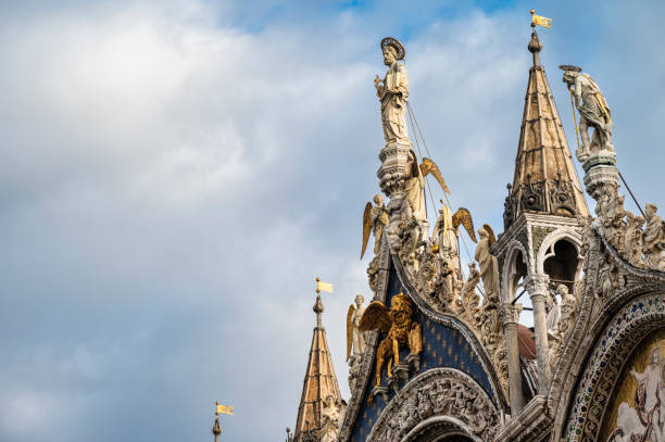 istock Venice downtown autumnal shooting 1405173227