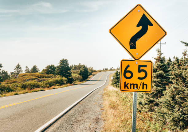 cartello stradale tortuoso in canada - saskatchewan highway road trip scenics foto e immagini stock