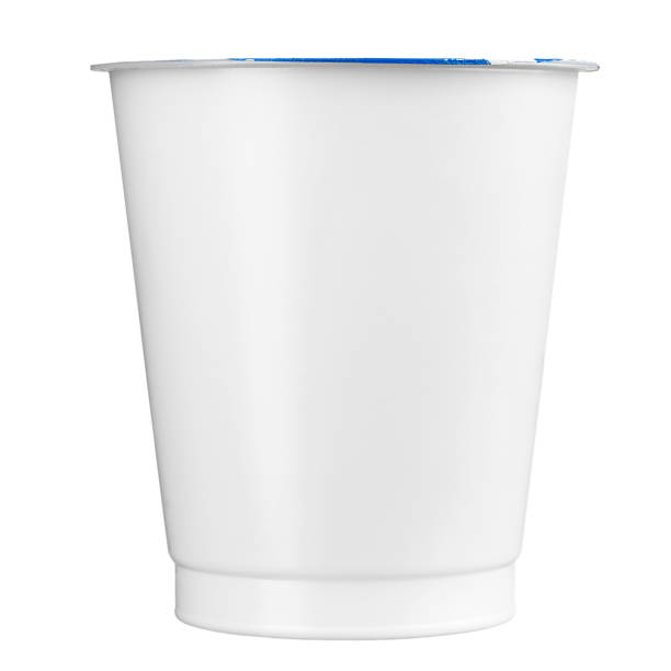 뚜껑을 벗기는 플라스틱 요구르트 용기. 호일 커버가있는 요구르트 포장 컵, 템플릿. 유제품 빈 흰색 패키지, 모형. - yogurt container 뉴스 사진 이미지
