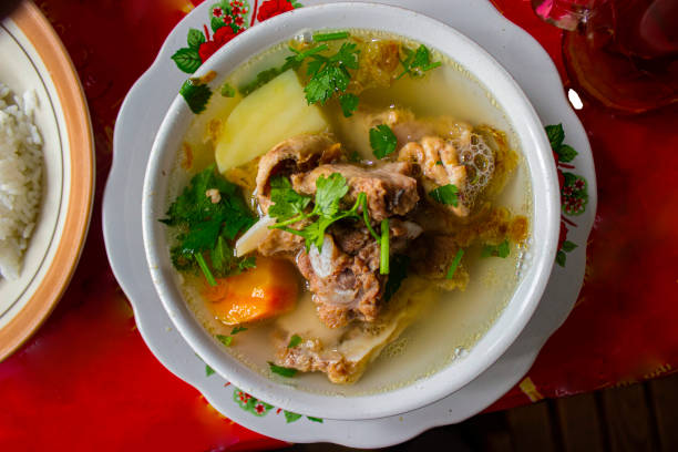 sop buntut o zuppa di coda di bue o zuppa di coda è una zuppa tradizionale a base di bue di coda, bollita con spezie - meat ingredient vegetable clover foto e immagini stock