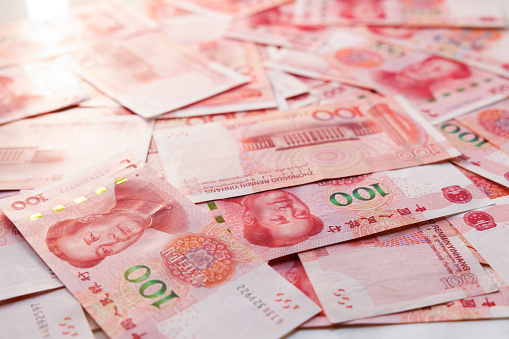 100 yuan RMB notes were scattered on the table