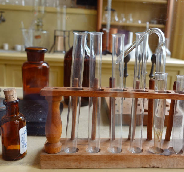 frascos y tubos de ensayo en una antigua farmacia. - laboratory glassware laboratory alchemy chemistry fotografías e imágenes de stock