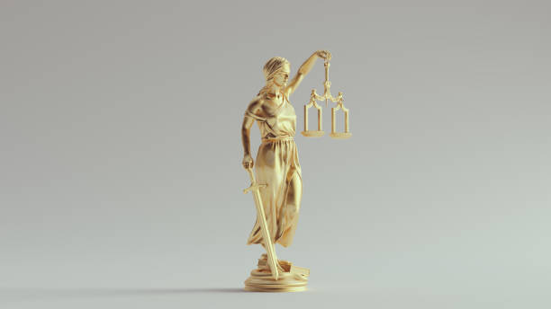 statue de la dame d’or de la justice avec des échelles la personnification du système judiciaire traditionnel - justice law legal system statue photos et images de collection