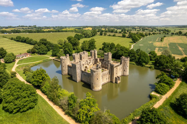 la vista aerea aerea del drone del castello di bodiam. - fosso foto e immagini stock