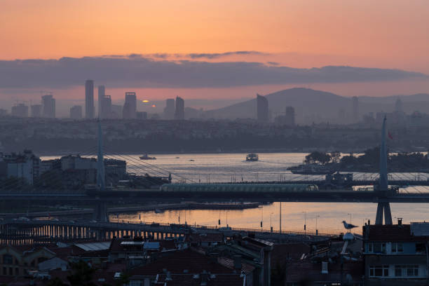 istock Sunrise in Istanbul 1405188134