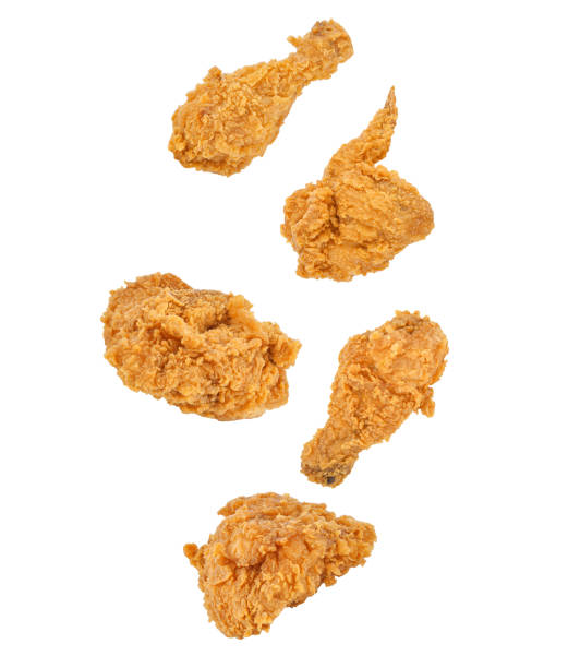 하얀 고립 된 공기 중에 떨어지는 프라이드 치킨 - chicken wing spicy chicken wings chicken appetizer 뉴스 사진 이미지