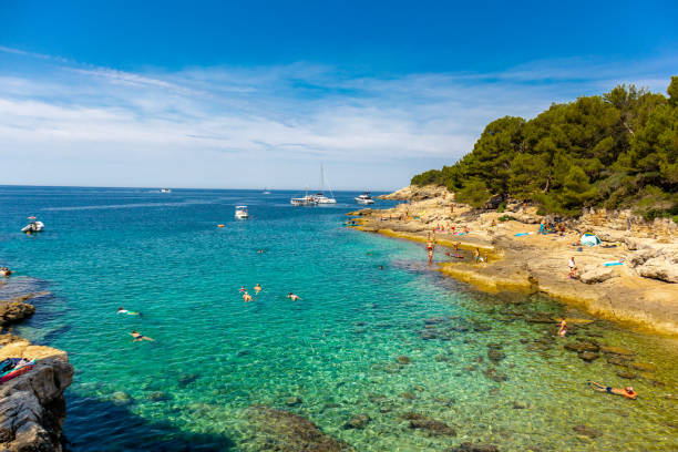 tour di esplorazione estiva con una piccola passeggiata sulla spiaggia intorno alla città portuale di pola - krk foto e immagini stock