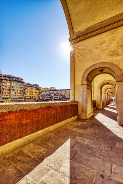 ponte vecchio brücke während eines schönen sonnigen tages mit reflexion im fluss arno, florenz - ponte vecchio stock-fotos und bilder