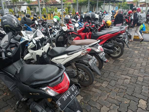 Pelat asli menggunakan cat khusus yang konsisten